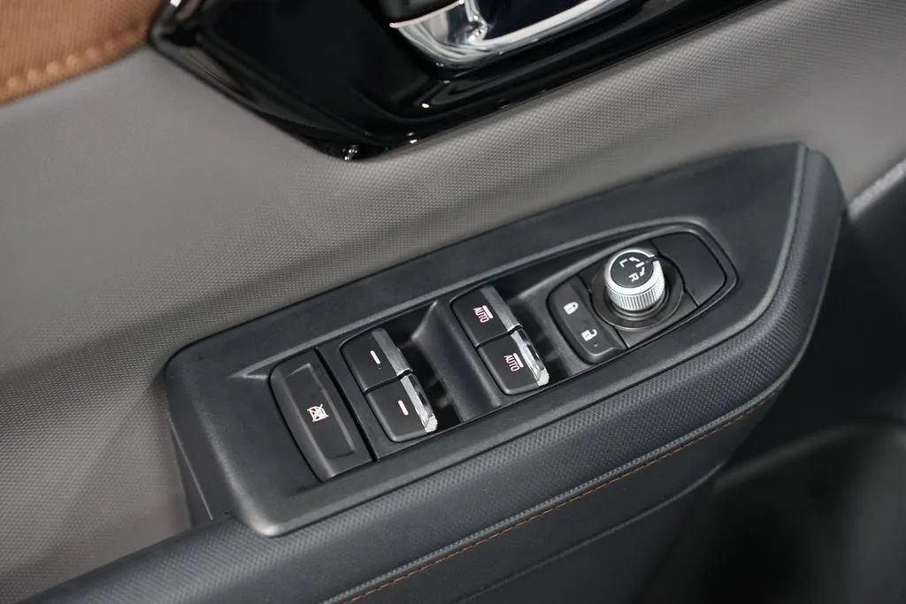 2025 Subaru Forester Hybrid Sport thumbnail 32