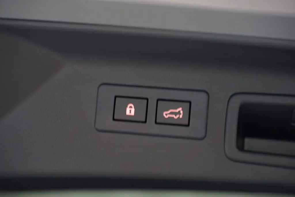 2025 Subaru Forester Hybrid Sport thumbnail 37