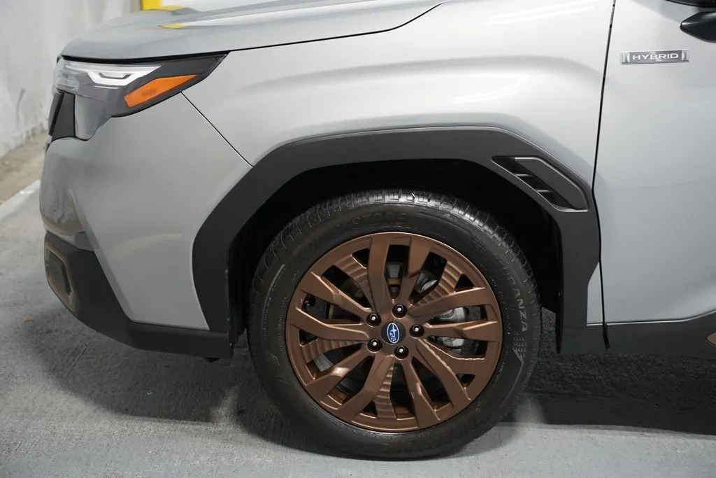 2025 Subaru Forester Hybrid Sport thumbnail 5