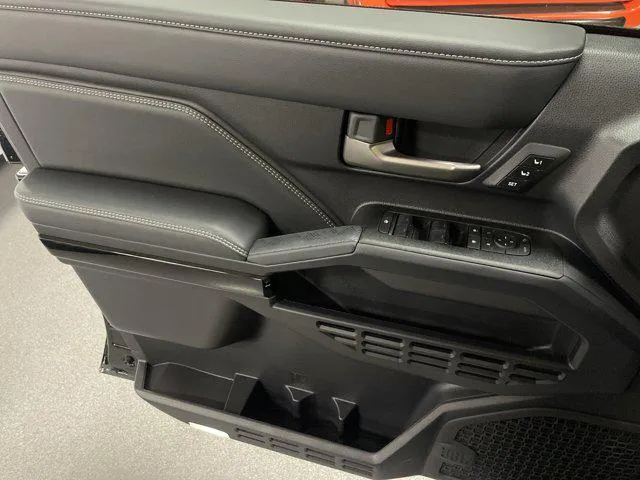 2025 Toyota 4RUNNER HYBRID thumbnail 14