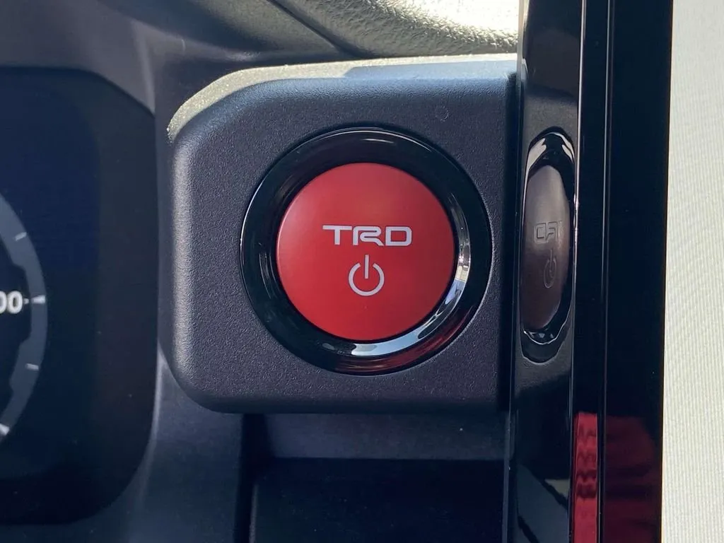 2025 Toyota 4Runner i-FORCE MAX Hybrid TRD Off Road Premium thumbnail 31