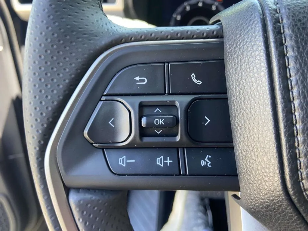 2025 Toyota 4Runner i-FORCE MAX Hybrid TRD Off Road Premium thumbnail 33