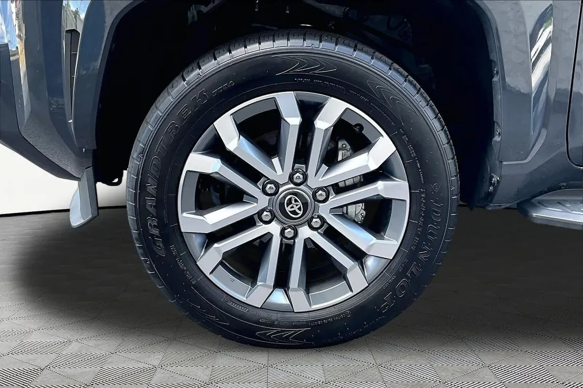 2025 Toyota 4Runner Limited thumbnail 11
