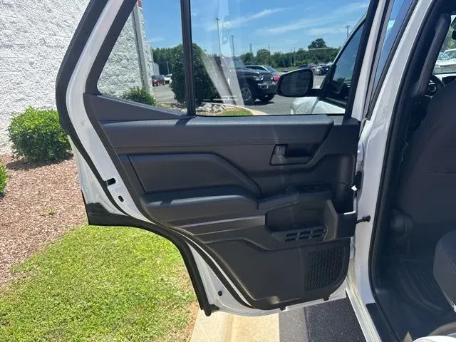 2025 Toyota 4Runner SR5 thumbnail 15