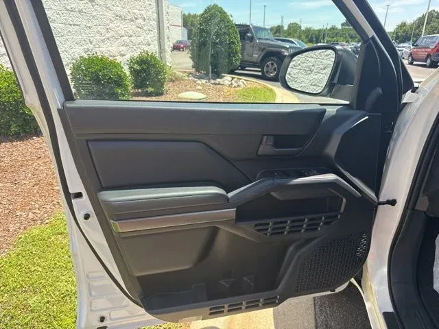 2025 Toyota 4Runner SR5 thumbnail 23