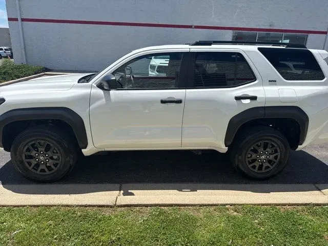 2025 Toyota 4Runner SR5 thumbnail 4