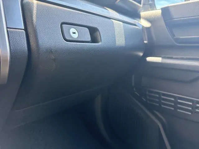 2025 Toyota 4Runner SR5 thumbnail 44