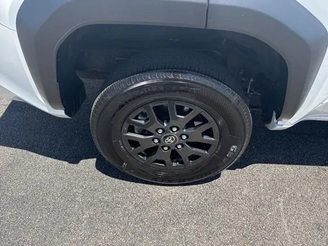 2025 Toyota 4Runner SR5 thumbnail 9