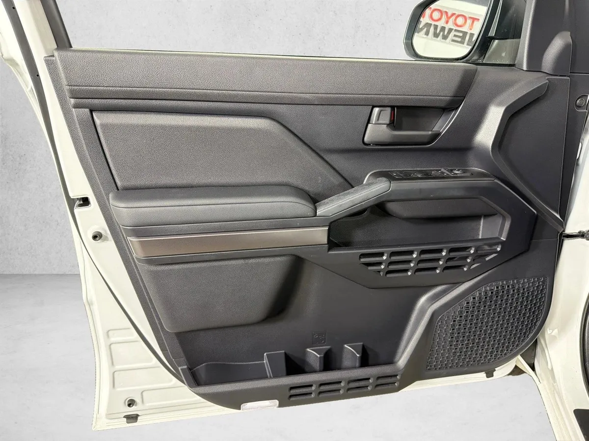 2025 Toyota 4Runner SR5 thumbnail 10