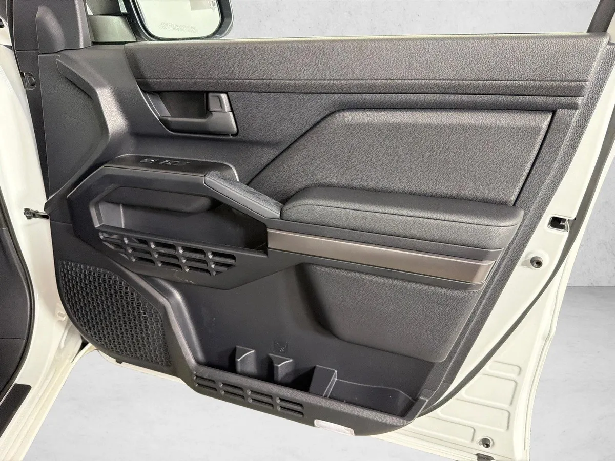 2025 Toyota 4Runner SR5 thumbnail 14