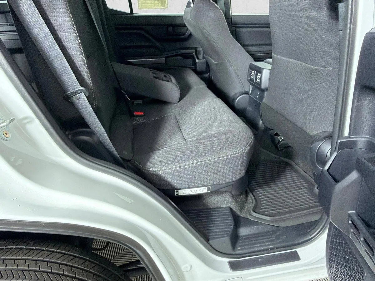 2025 Toyota 4Runner SR5 thumbnail 15