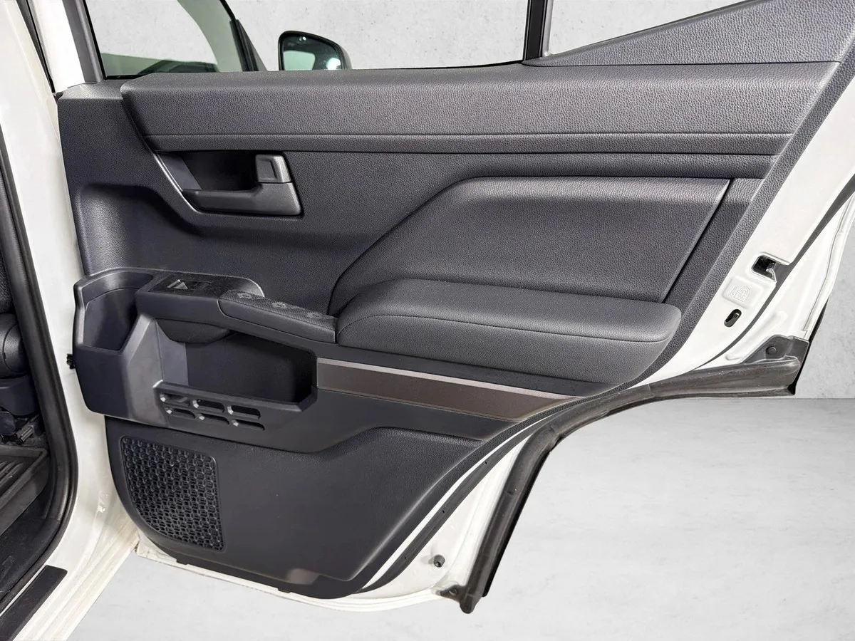 2025 Toyota 4Runner SR5 thumbnail 16