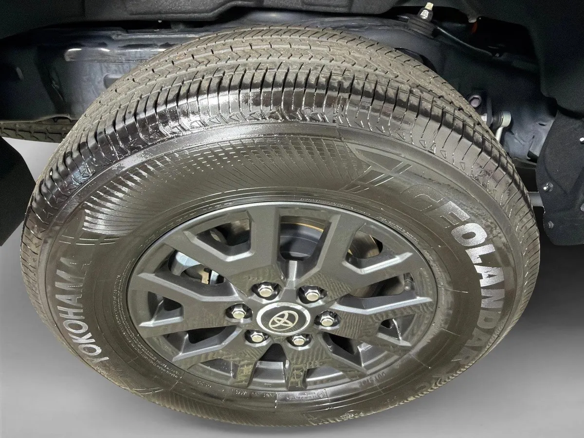 2025 Toyota 4Runner SR5 thumbnail 17