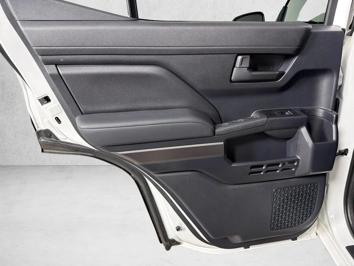 2025 Toyota 4Runner SR5 thumbnail 21