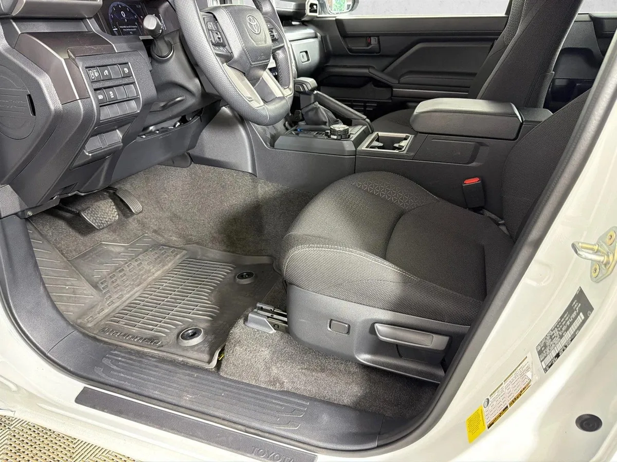 2025 Toyota 4Runner SR5 thumbnail 9