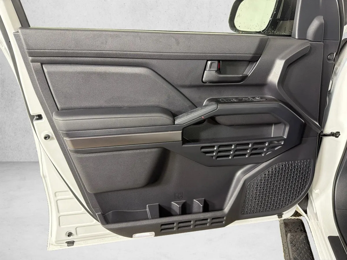 2025 Toyota 4Runner SR5 thumbnail 10