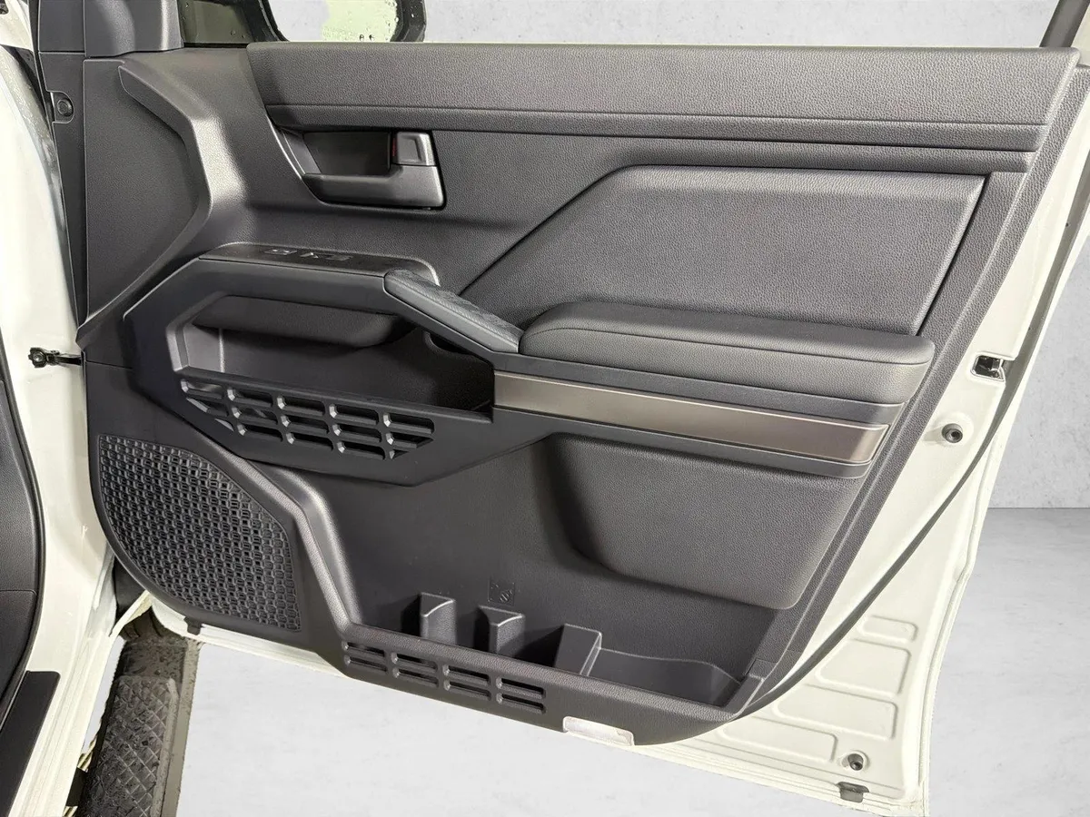 2025 Toyota 4Runner SR5 thumbnail 14