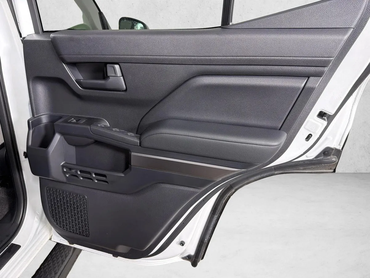 2025 Toyota 4Runner SR5 thumbnail 16