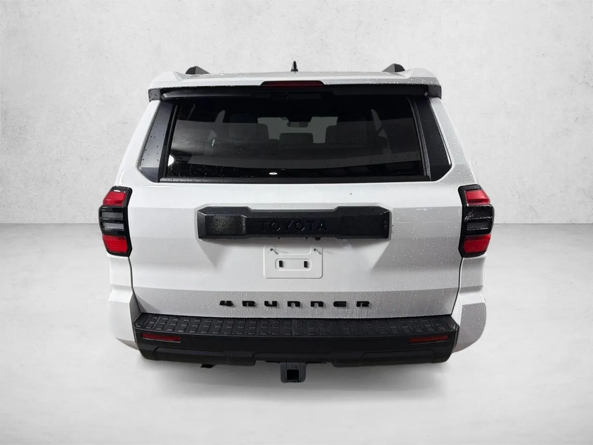 2025 Toyota 4Runner SR5 thumbnail 4