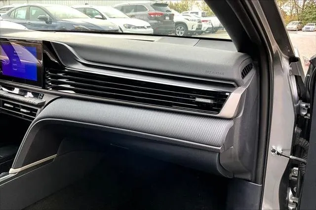 2025 Toyota CAMRY thumbnail 18