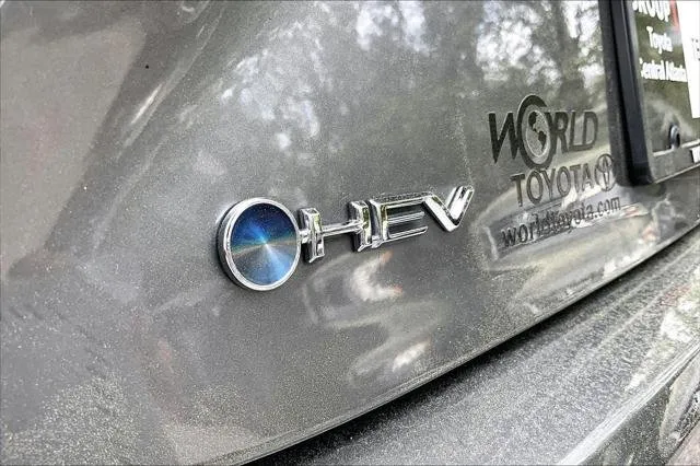 2025 Toyota CAMRY thumbnail 30
