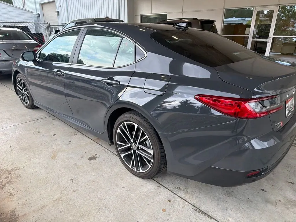 2025 Toyota Camry thumbnail 2