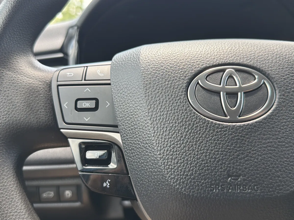 2025 Toyota Camry LE thumbnail 10