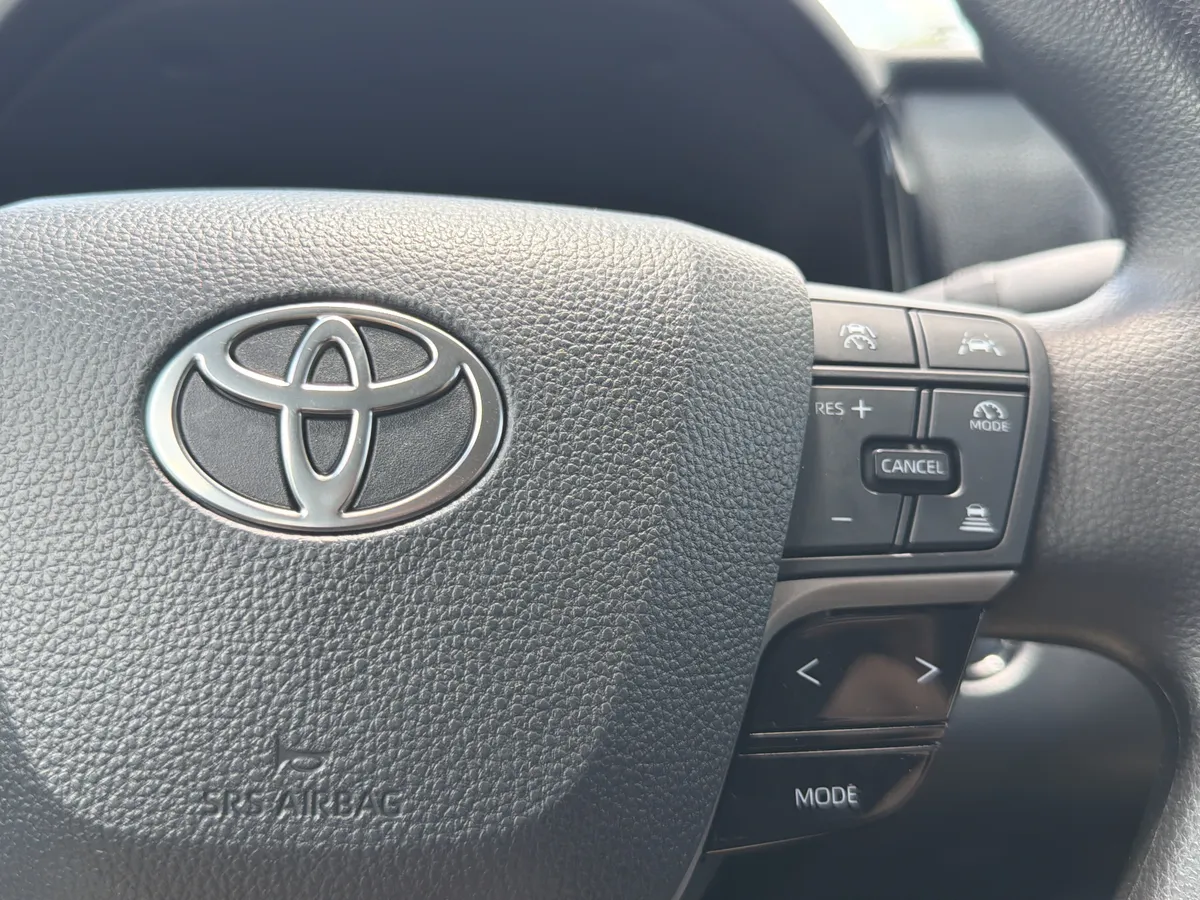 2025 Toyota Camry LE thumbnail 11