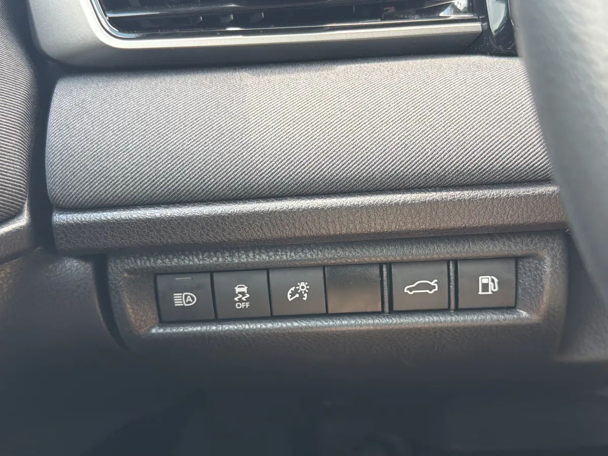 2025 Toyota Camry LE thumbnail 13