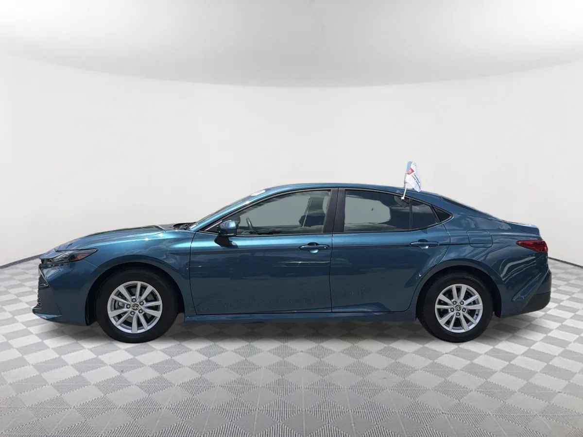 2025 Toyota Camry LE thumbnail 14