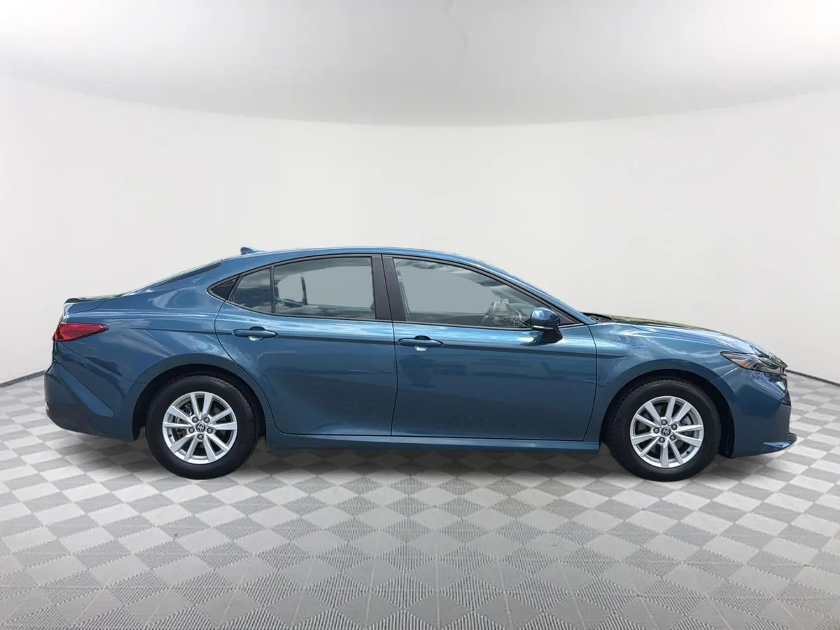 2025 Toyota Camry LE thumbnail 18