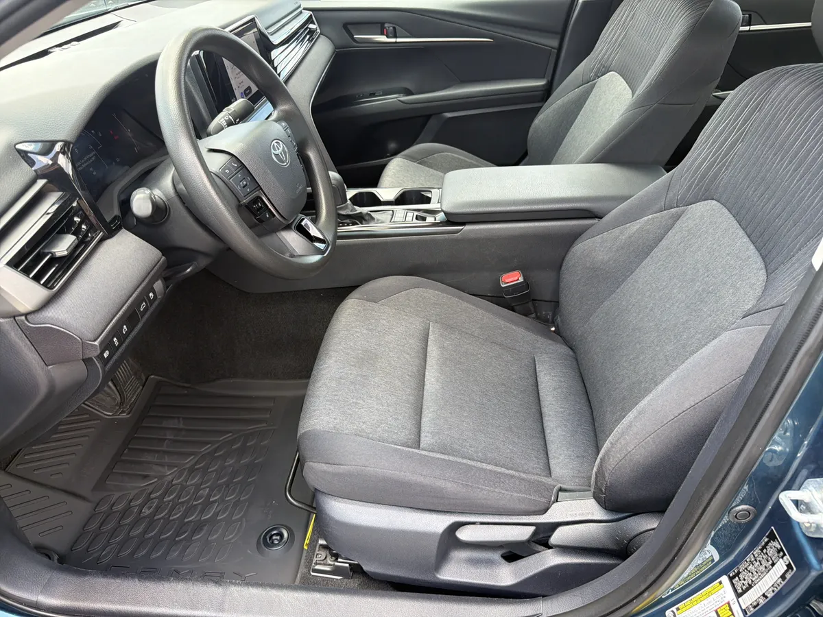 2025 Toyota Camry LE thumbnail 19