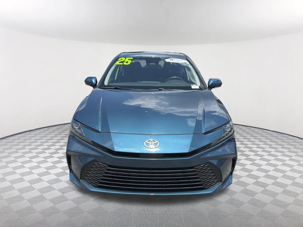 2025 Toyota Camry LE thumbnail 2