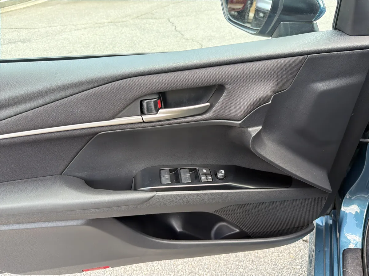 2025 Toyota Camry LE thumbnail 20