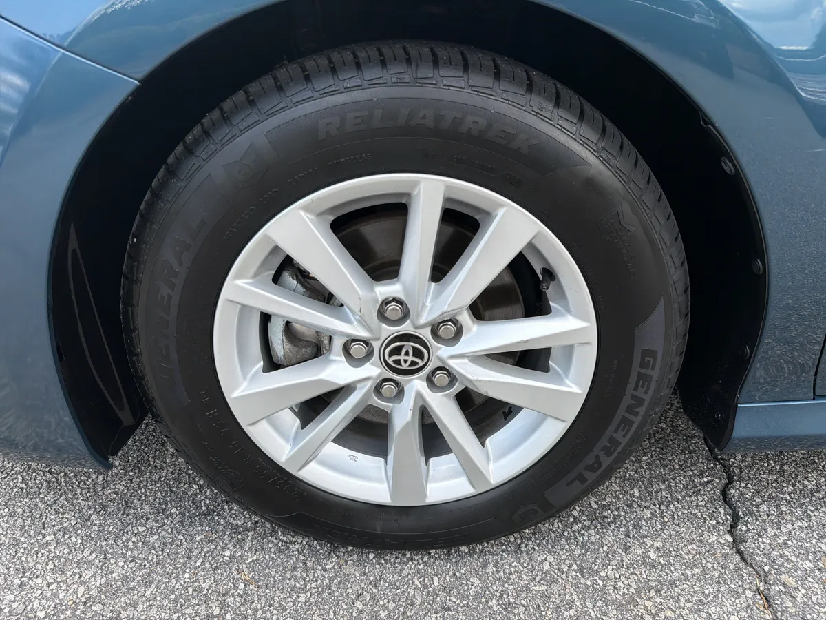 2025 Toyota Camry LE thumbnail 21
