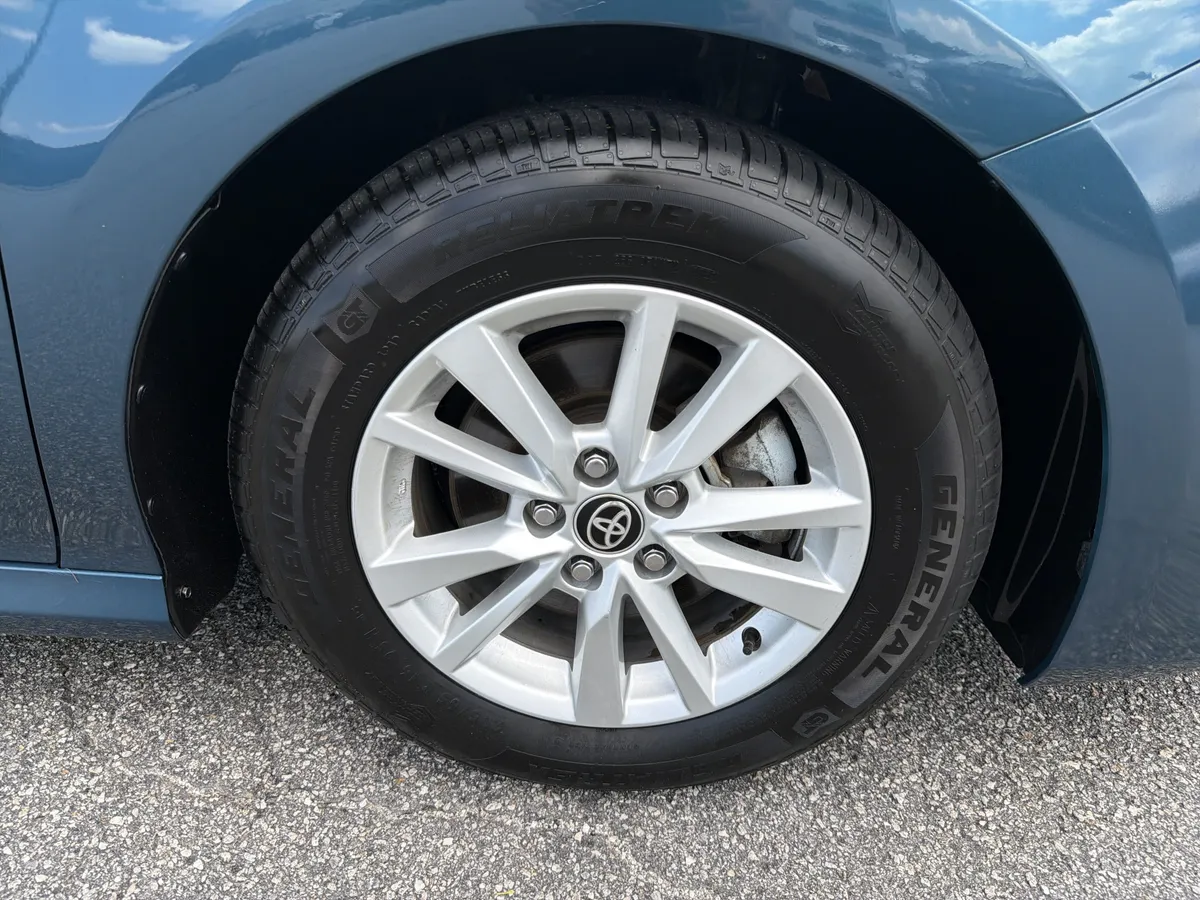 2025 Toyota Camry LE thumbnail 23