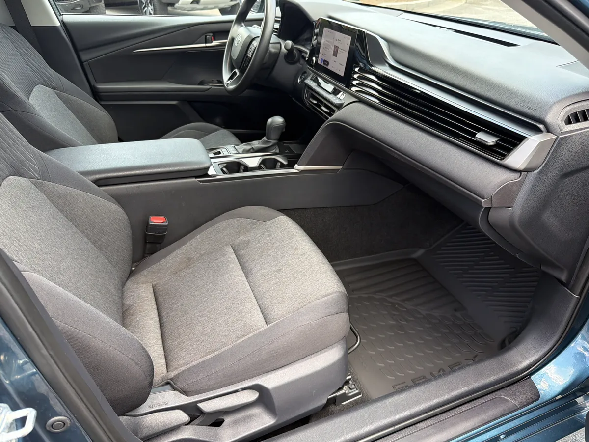 2025 Toyota Camry LE thumbnail 24