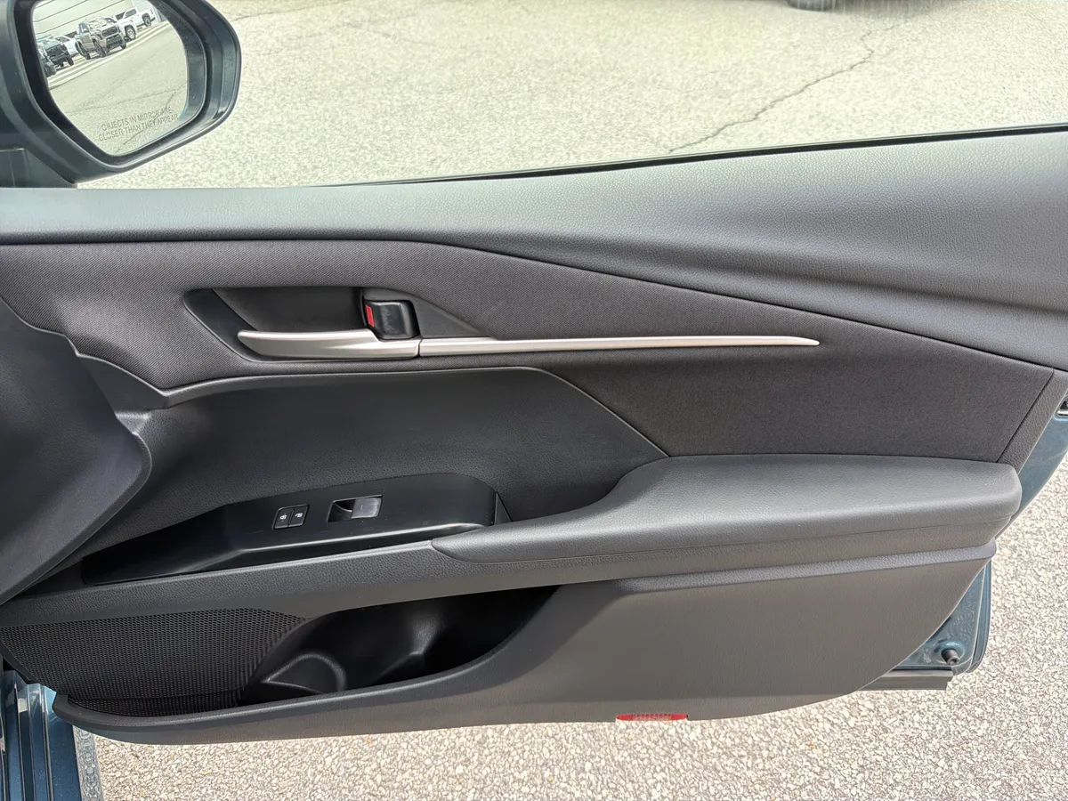 2025 Toyota Camry LE thumbnail 25