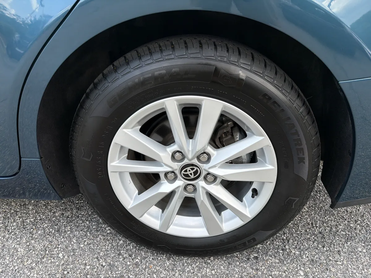 2025 Toyota Camry LE thumbnail 29