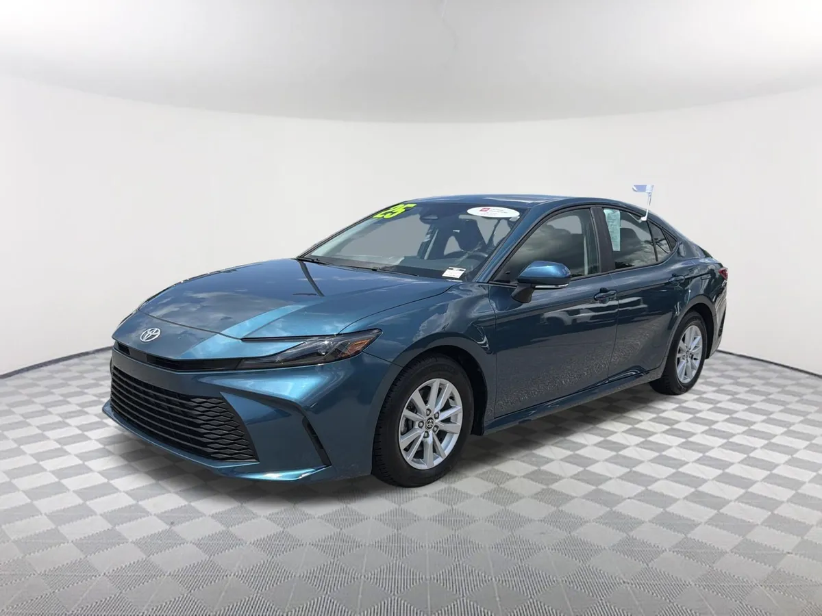 2025 Toyota Camry LE thumbnail 3