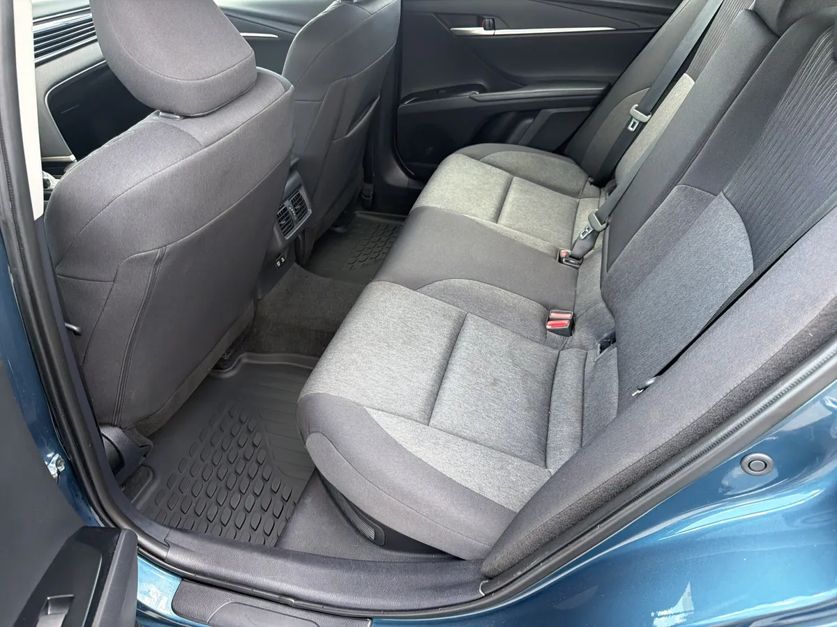 2025 Toyota Camry LE thumbnail 30