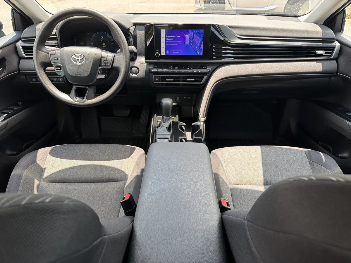 2025 Toyota Camry LE thumbnail 4