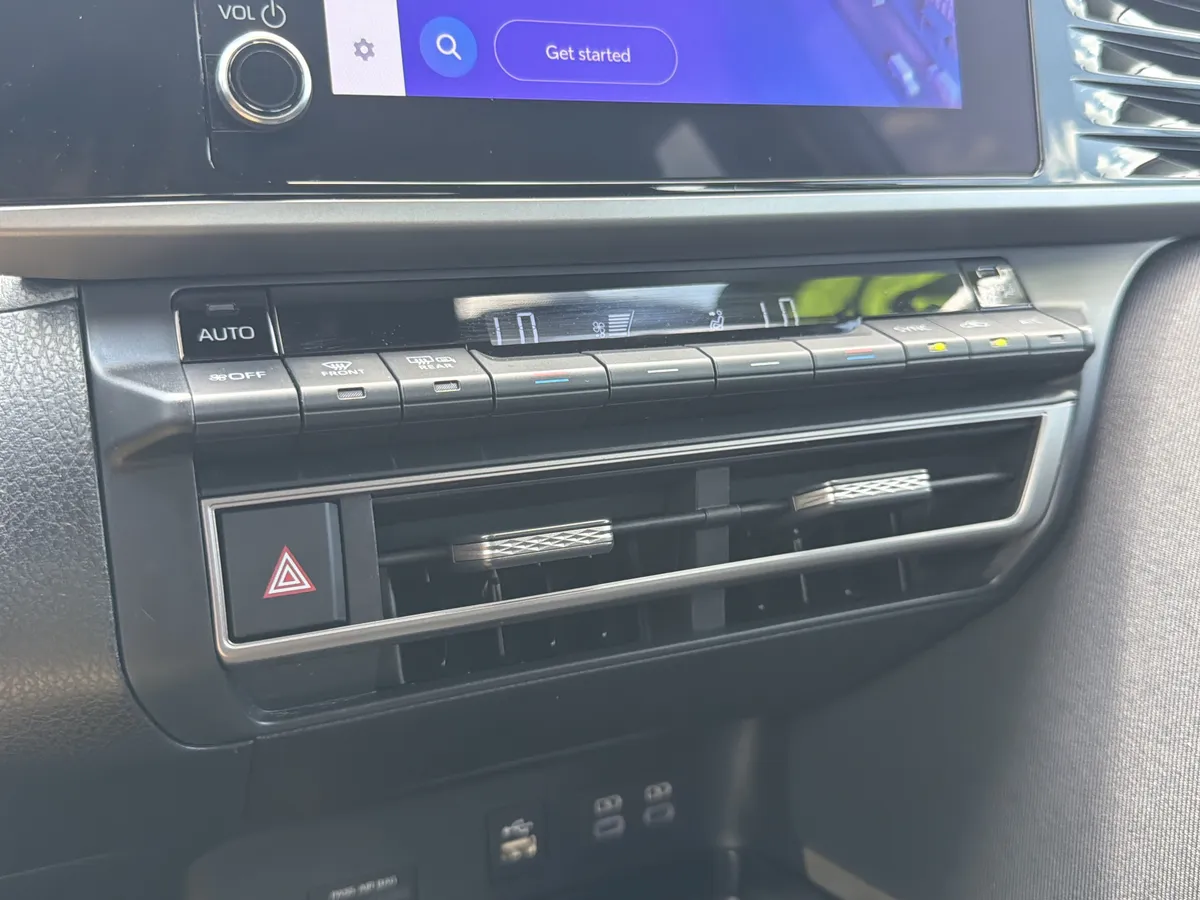 2025 Toyota Camry LE thumbnail 8