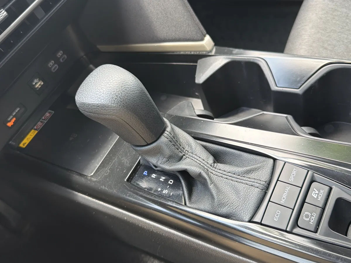 2025 Toyota Camry LE thumbnail 9