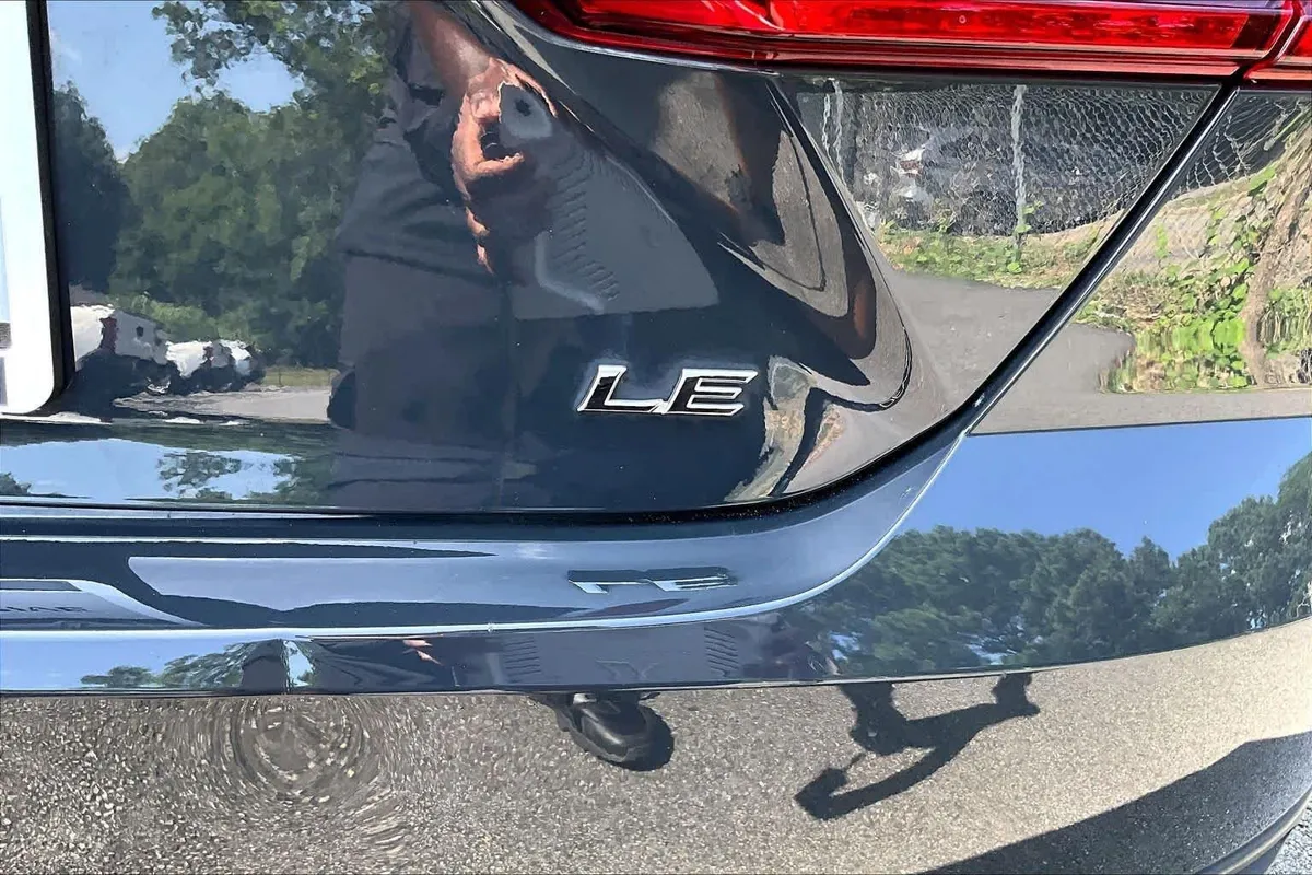 2025 Toyota Camry LE thumbnail 10