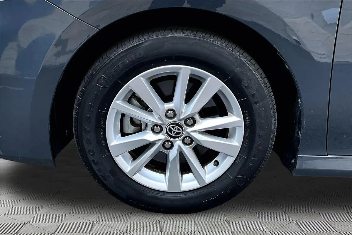 2025 Toyota Camry LE thumbnail 11