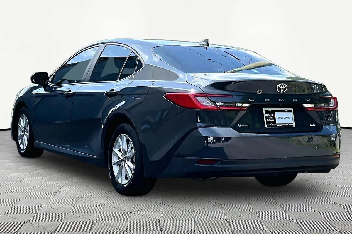 2025 Toyota Camry LE thumbnail 12