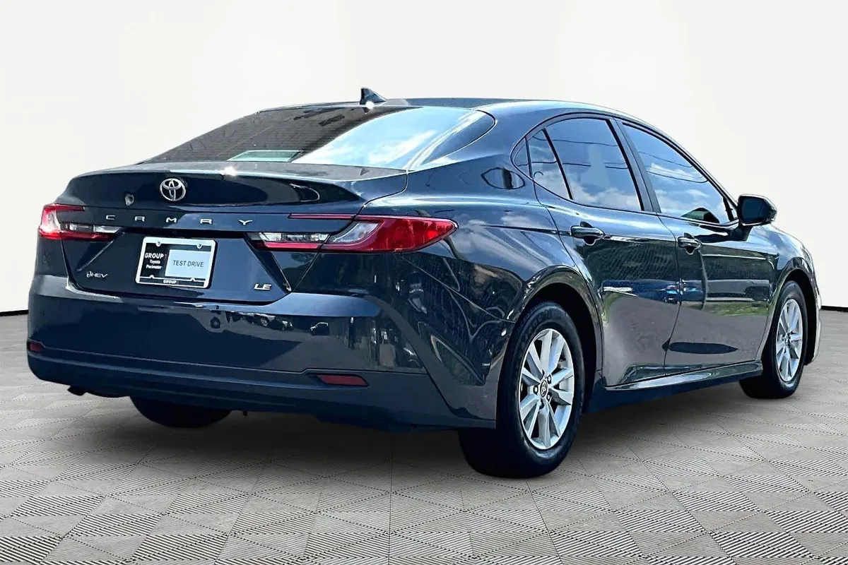 2025 Toyota Camry LE thumbnail 13