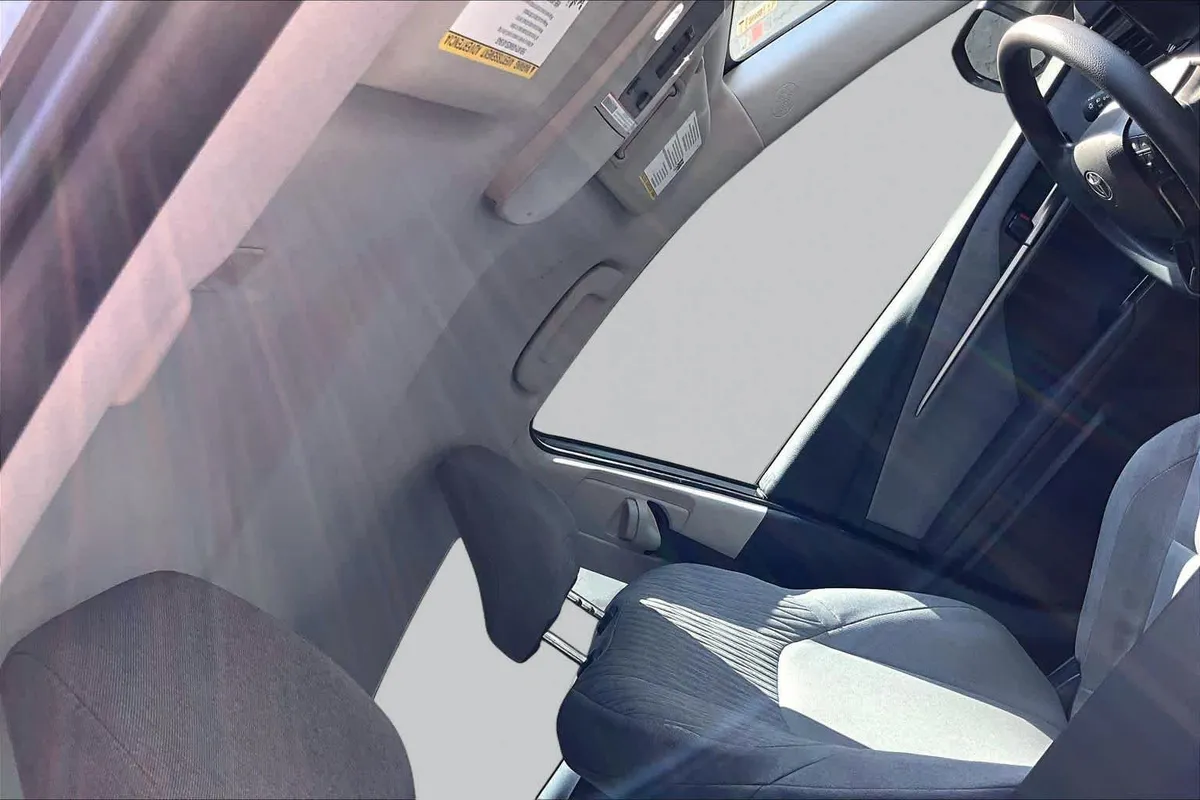 2025 Toyota Camry LE thumbnail 14