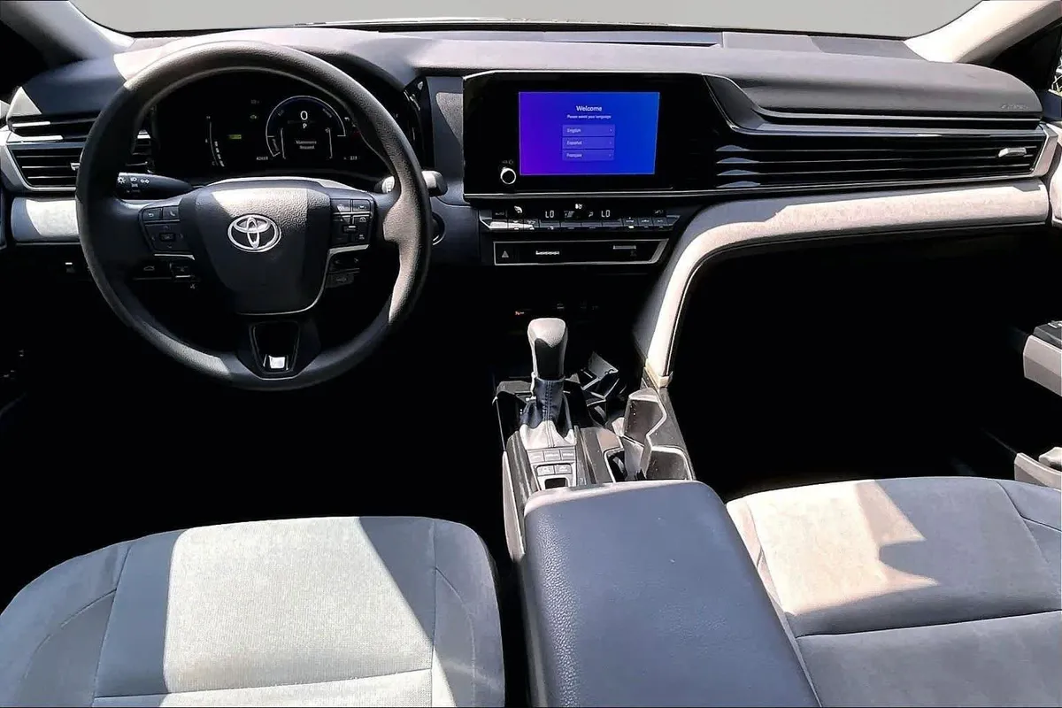 2025 Toyota Camry LE thumbnail 16